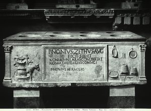 ノニウス・ゼトゥスの石棺（大理石製 作： Roman Roman