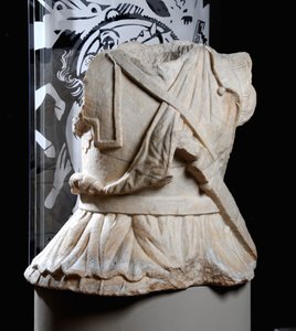 騎兵（大理石）の彫刻された胴体（371176も参照） 作： Roman Roman
