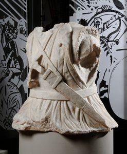 騎兵（大理石）の彫刻された胴体（371177も参照） 作： Roman Roman