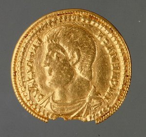 マグネンティウスのソリドゥス、キルヒベルクで発見、350～353年頃（金） 作： Roman Roman