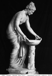 ダナイドを描いた彫像（大理石 作： Roman Roman
