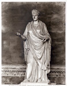 ロムルスのヴェスタル・ヴァージンまたはプリーステスの像（大理石）（モノクロ写真 作： Roman Roman