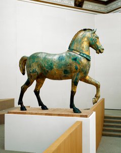 サン・マルコの4頭の凱旋用四輪馬のうちの1頭の像（ブロンズ 作： Roman Roman