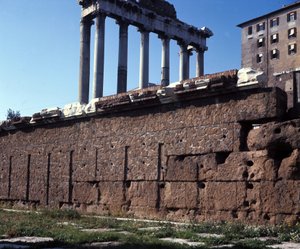 フォロ・ロマーノのロストル。ローマ 作： Roman Roman