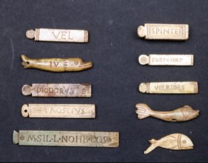 ローマ時代の象牙製の劇場チケット。ミラノのスカラ座美術館（Museo della Scala 作： Roman Roman