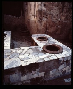 サーモポリウム製大理石カウンター、紀元前5世紀～紀元後1世紀 作： Roman Roman