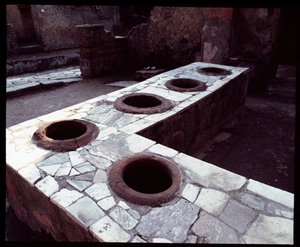 サーモポリウム製大理石カウンター、紀元前5世紀～紀元後1世紀 作： Roman Roman