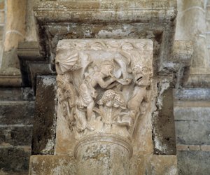 音楽家と淫乱を象徴する悪魔（彫刻された大文字 作： Romanesque