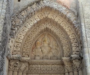 聖パウロと聖ペテロの間で栄光に輝くキリスト、偽のポータル（彫刻 作： Romanesque