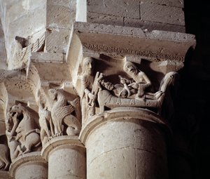 サムソンの髪を切るデリラ（トランセプトの柱頭に刻まれている 作： Romanesque