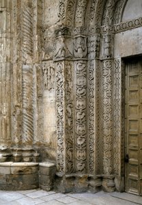 バシリカの門のファサード左側の詳細 12世紀初頭（写真撮影 作： Romanesque