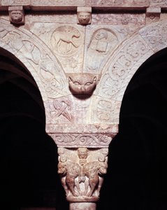 プリオリーの支柱に彫られた神の子羊と伝道者ルカのシンボルの詳細 作： Romanesque
