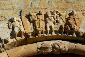 スペイン、イソナ、サン・マリア・デ・コヴェット教会のファサード、詳細 作： Romanesque