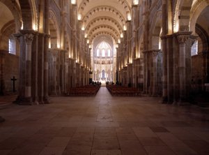 ヴェズレーのカテドラル（89）の内部。身廊の様子 作： Romanesque