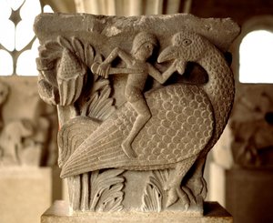 人と鳥の戦いを表現したもの（チャプターハウスの彫刻された大文字 作： Romanesque