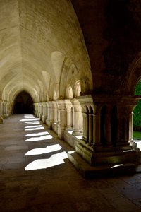 ロマネスク建築：ブルゴーニュ、フォントネーのシトー会修道院の回廊のギャラリー 作： Romanesque
