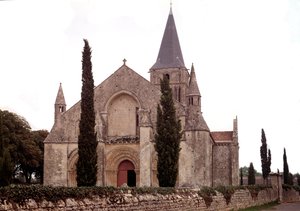 ロマネスク建築：オウルネ教会の風景 作： Romanesque