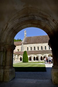 ロマネスク建築：ブルゴーニュ、フォントネーのシトー会修道院のクロイトレと建物の風景 作： Romanesque