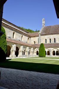 ロマネスク建築：ブルゴーニュ、フォントネーのシトー会修道院のクロイトレと建物の風景 作： Romanesque