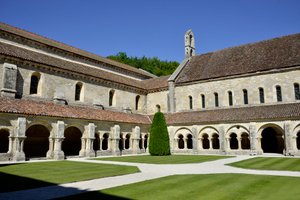 ロマネスク建築：ブルゴーニュ、フォントネーのシトー会修道院のクロイトレと建物の風景 作： Romanesque