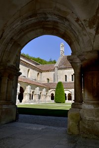 ロマネスク建築：ブルゴーニュ、フォントネーのシトー会修道院のクロイトレと建物の風景 作： Romanesque