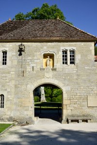ロマネスク建築：フォンテーヌのシトー会修道院の入り口の様子（ブルゴーニュ地方 作： Romanesque