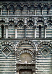 ロマネスク美術：多色刷りのファサードの細部 作： Romanesque