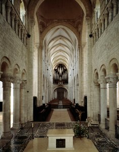 ロマネスク美術：11世紀から13世紀にかけて建設されたサン・ブノワ・シュール・ロワール（ロワレ）のバシリカの内観。 作： Romanesque