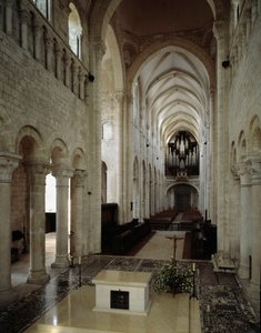 ロマネスク美術：11世紀から13世紀にかけて建設されたサン・ブノワ・シュール・ロワール（ロワレ）のバシリカの内観。 作： Romanesque