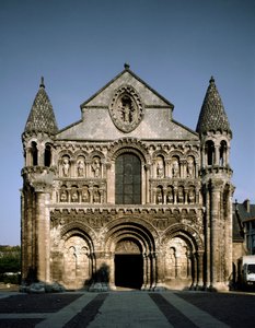 ロマネスク美術：ノートルダム・ラ・グランデ（Notre-Dame-la-Grande）の眺め。12世紀 ポワチエ（ウィーン 作： Romanesque