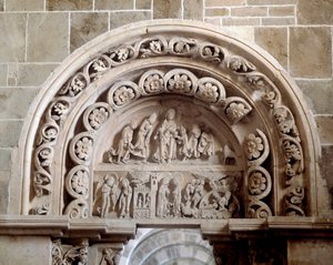 南門：受胎告知、訪問、降誕、マギの礼拝（彫刻 作： Romanesque