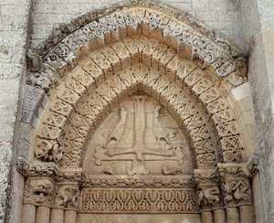 聖ペテロの磔刑、教会の偽の門（彫刻 作： Romanesque