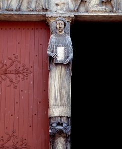 中央門の中央柱に設置された彫刻の様子（1140-1200年 作： Romanesque