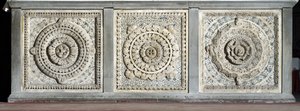 大理石のトレイで構成された祭壇の様子 マルケテ 作： Romanesque