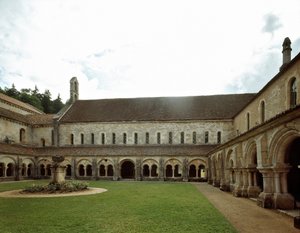 12世紀に設立されたシトー会修道院の回廊の様子。 作： Romanesque