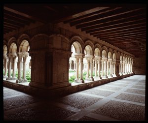 ブルゴスのラス・ウエルガス王立修道院の回廊の眺め 作： Romanesque
