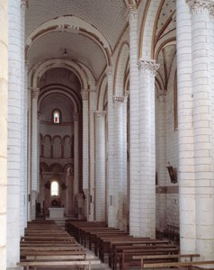 身廊の眺め 作： Romanesque