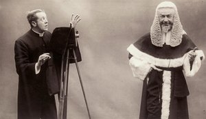 カソックを着た男性が、ローマ法王のような格好をした男性にカメラのレンズを向ける 作： Rotary Photographic Co Ltd
