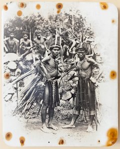 Dois Ifugao vestidos para a dança da briga de galos 作： Roy Barton