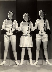 フェンシングウェアを着た3人の女性体操選手の肖像（モノクロ写真 作： Rudolf Duhrkoop