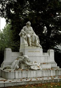 ルドルフ・フォン・ヴェイヤー（1847-1914）が監督したドイツの作曲家ヨハネス・ブラームス（1833-1897）へのオマージュのモニュメント。レッセル公園（ウィーン、オーストリア
