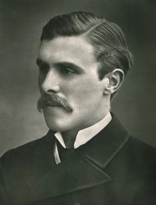 右の名誉あるウィリアム・セントジョン・フリーマントル・ブロドリック、c1899。 作： Russell and Sons