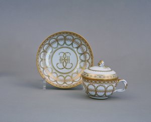 カップとソーサー、モノグラムのキャサリンII帝国磁器工場、1770〜1780年代 作： Russian Master