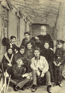 1890年春、モスクワのサドヴァヤ・クドリンスカヤ通りにある自宅の中庭で親戚や友人と過ごすアントン・チェーホフ（モノクロ写真 作： Russian Photographer