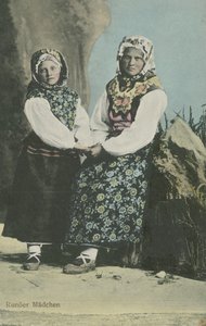 ラトビアの伝統的な衣装の女の子 作： Russian Photographer