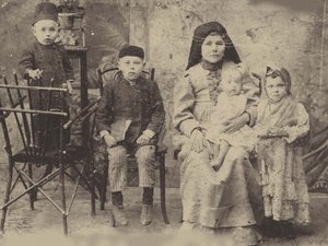 カザンのタタール人家族、1900年頃（モノクロ写真 作： Russian Photographer
