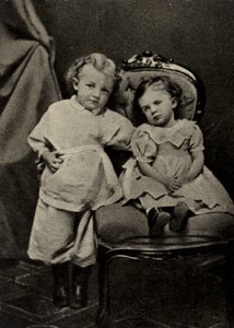 4歳のレーニンと妹のオルガは、シンビルスクの 作： Russian Photographer