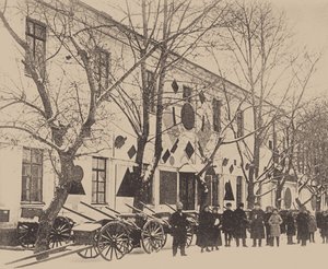 ヴィテブスクの白い兵舎を飾るマレーヴィチと美術学校の学生たち（1919年12月）（モノクロ写真 作： Russian Photographer