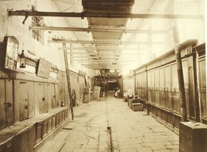 モスクワの赤の広場にあるショッピング モール、GUM または Universal Main Store の Icons まで歩いてください。 1886 年の写真。ロシア国立フィルムおよび写真アーカイブ、クラスノゴルスク モスクワの赤の広場のアッパー トレーディング ロウズ。 取引のアイコン。 アルブミン 作： Russian Photographer