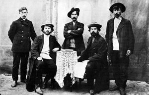 ロシアのテロリスト集団「ナロードナヤ・ヴォリヤ」のメンバー（1870〜80年頃）（モノクロ写真 作： Russian Photographer